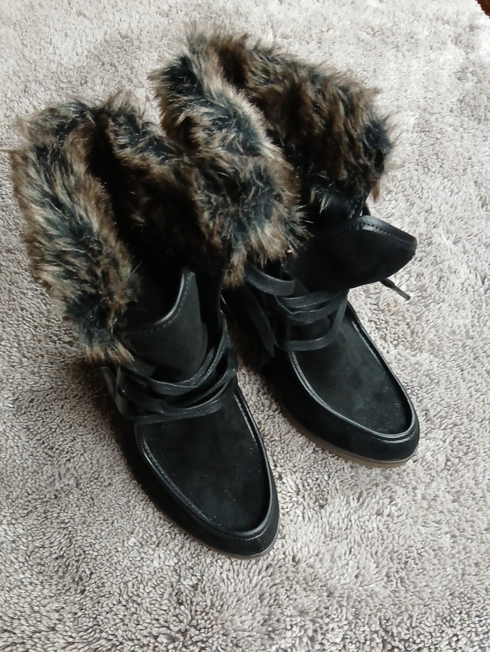 Merona Faux Fur Collar Wedge Booties (Size 6.5)